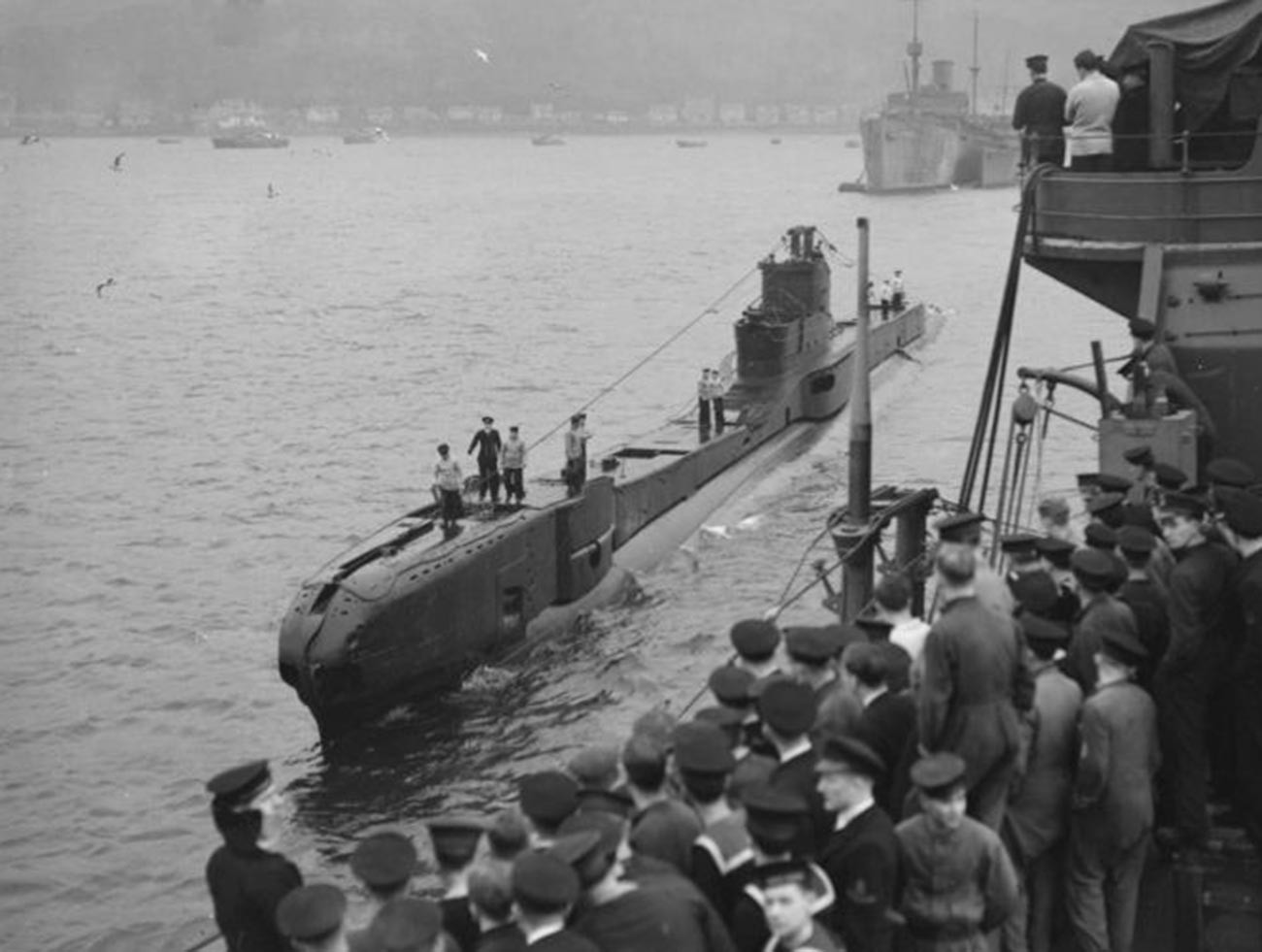 Повратак британске подморнице „Трајдент“ (HMS Trident, N52) класе „Т“ из борбеног похода на базу у заливу Холи Лох.