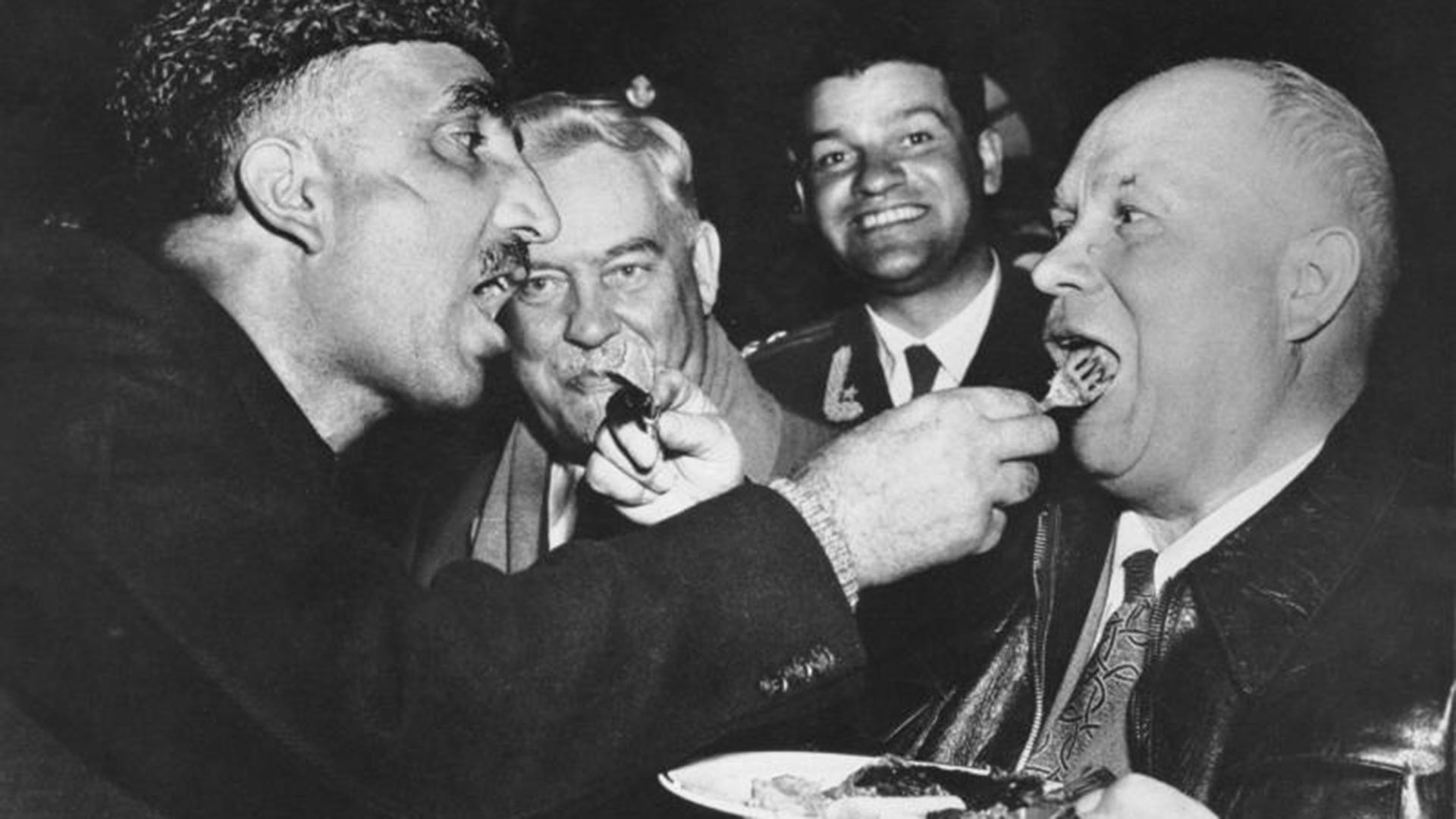 Никита Хрущев и премьер-министр индийского штата Кашмир Бакши Гуллям Мохаммад кормят друг друга по старинной кашмирской традиции.