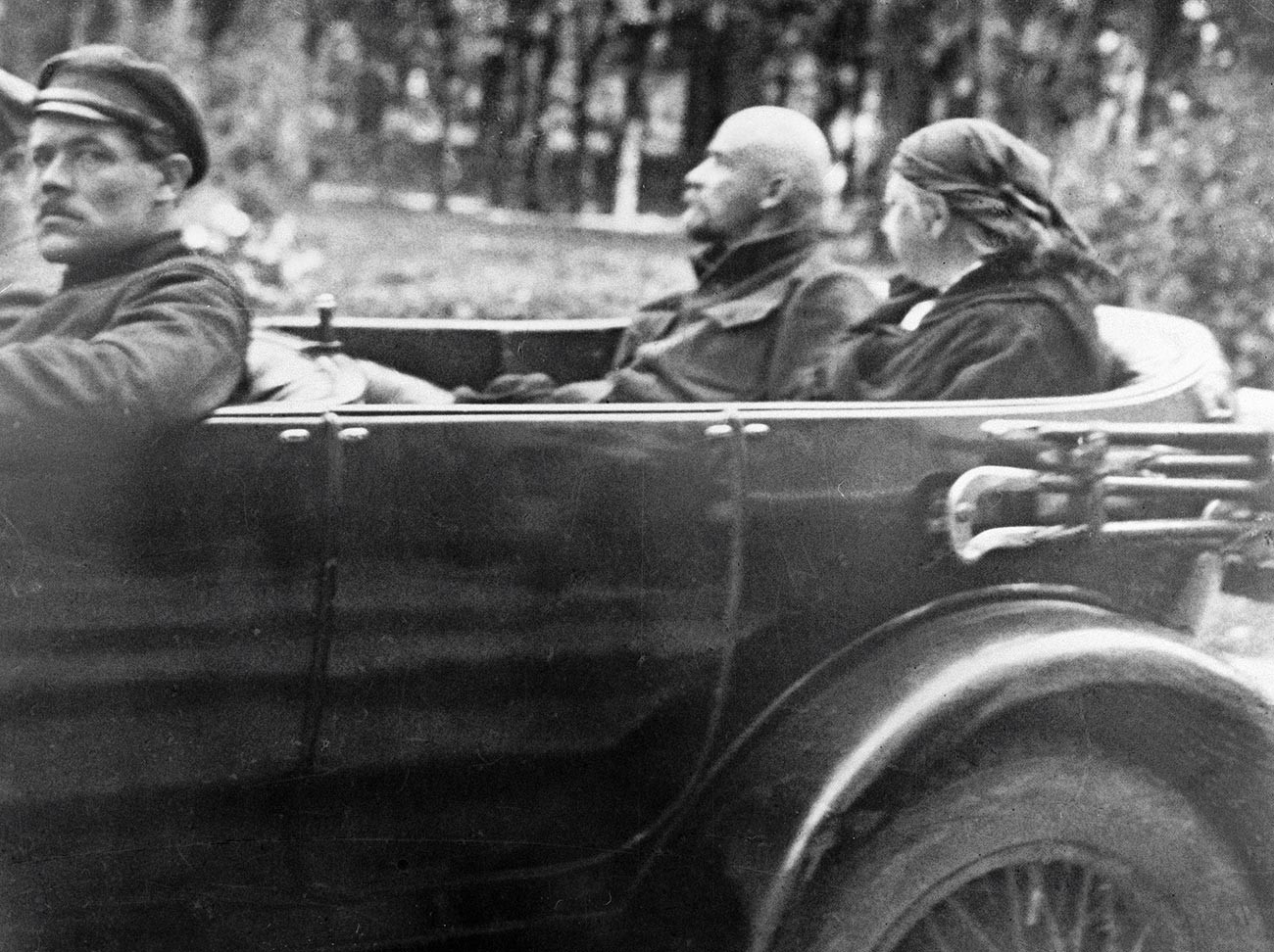 ウラジーミル・レーニンとナデジダ・クルプスカヤが車に乗っている