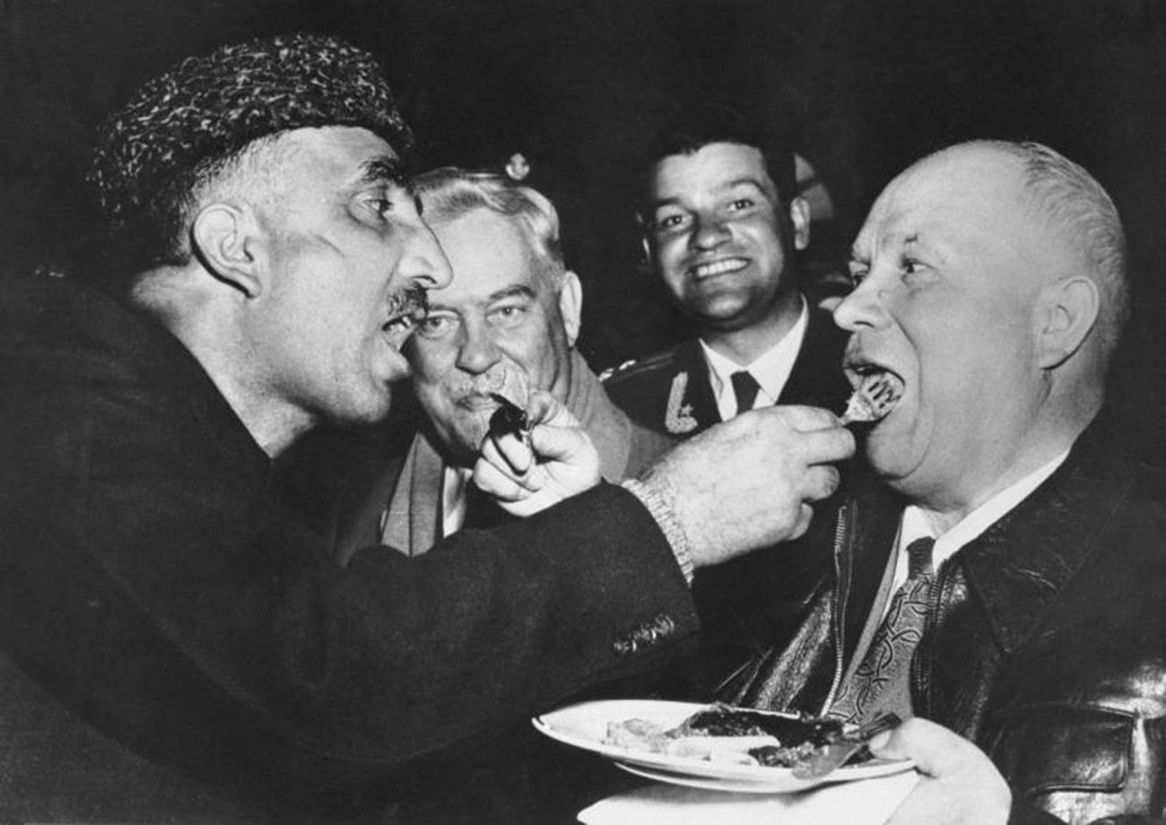 Prime-Minister of Indian state Jammu and Kashmir, Bakshi Ghulam Mohammad, and Nikita Khrushchev during his visit to India in 1955. Mutual feeding, a Kashmiri hospitality custom. 