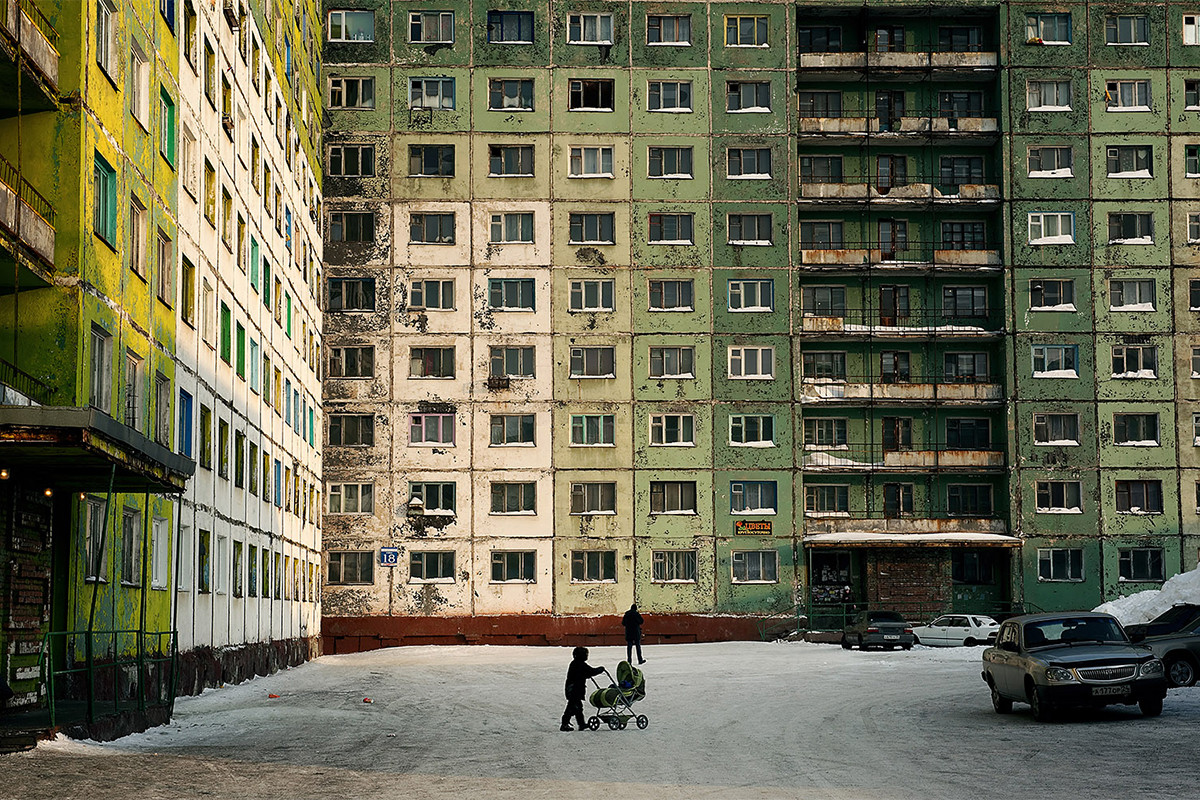 Los edificios en Norilsk están situados muy cerca los unos de los otros para prevenir los fuertes vientos en los barrios residenciales de la ciudad.