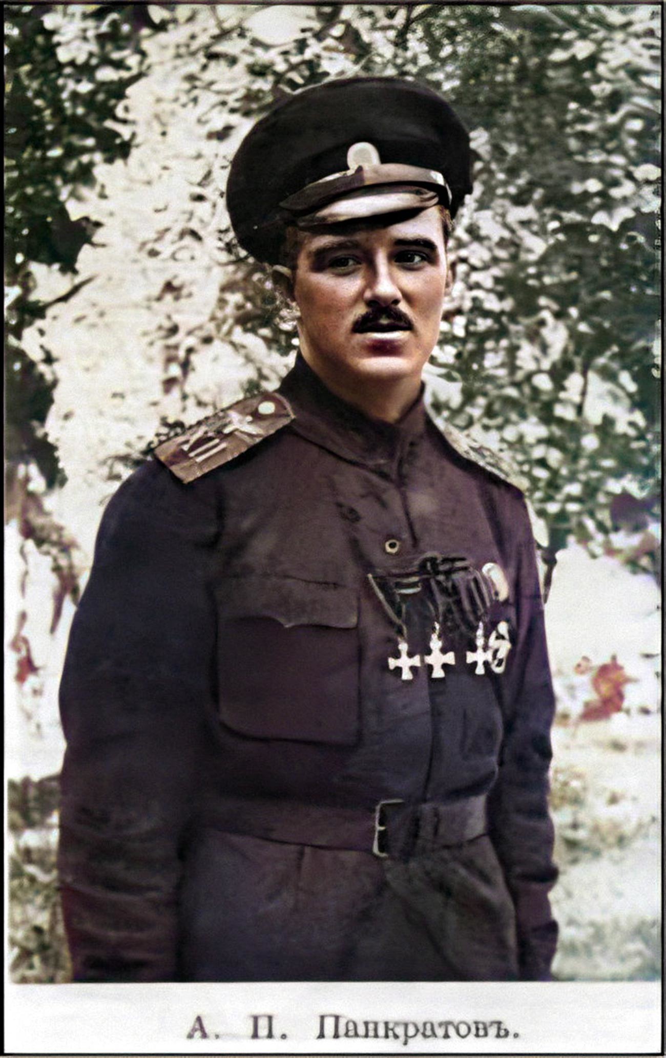 Онисим Панкратов в униформе 12го корпусного авиаотряда, с тремя Георгиевскими солдатскими крестами на груди 
