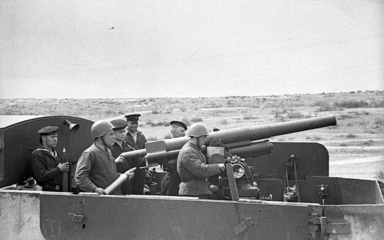 Посада противавионског топа „Лендера“ калибра 76,2 мм на оклопном возу „Железњаков“, април 1942.