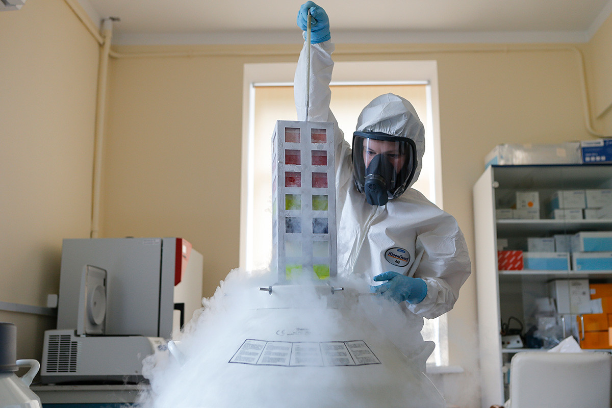 Prove di laboratorio per lo sviluppo del vaccino presso l'Istituto Gamaleja