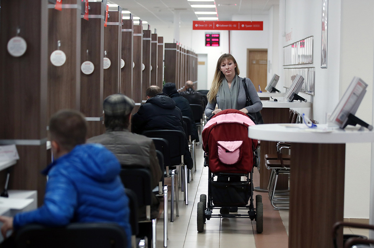 Жена са бебом у Центру за пружање државних и општинских услуга „Моји документи“. Москва.