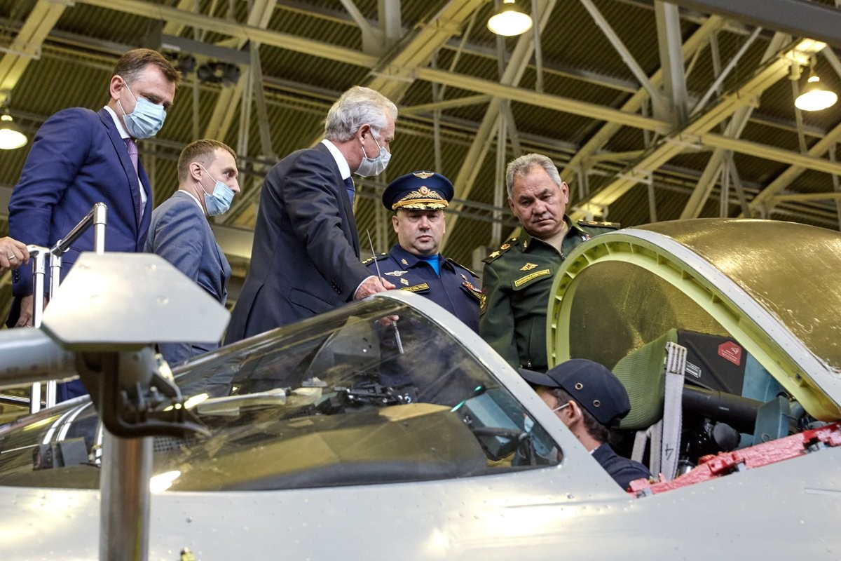Menteri Pertahanan Rusia Sergei Shoigu (kanan) saat meninjau perakitan Su-57 di pabrik pesawat Gagarin, Rabu (12/7).