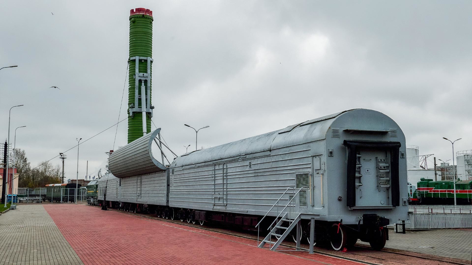 Bojni železniški raketni sistem (BŽRK) Molodjec, razstavljen v Muzeju ruskih železnic na prostem blizu Sankt Peterburga