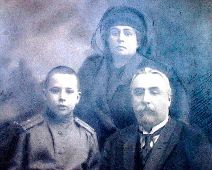 Аркадий Францевич със съпругата му Зинаида и сина им Николай