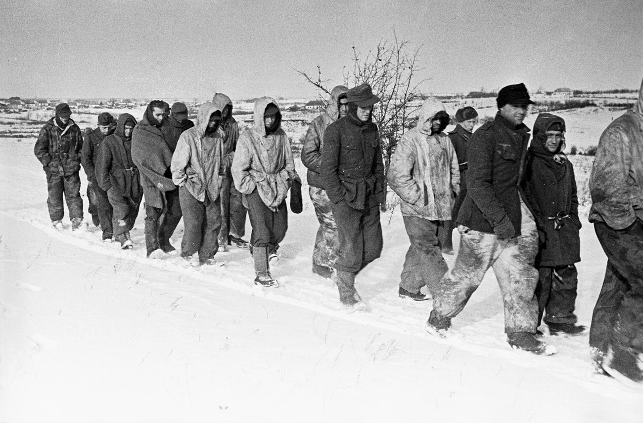 Великата отечествена война 1941-1945 година. Колона от немски войници, които се предават на войските на 1-ви украински фронт по време на битката за Днепър.