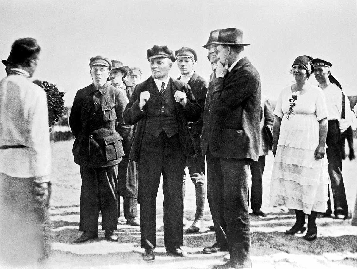 Lenin z delegati 2. kongresa Kominterne v Petrogradu na Marsovem polju, 19. maja 1920