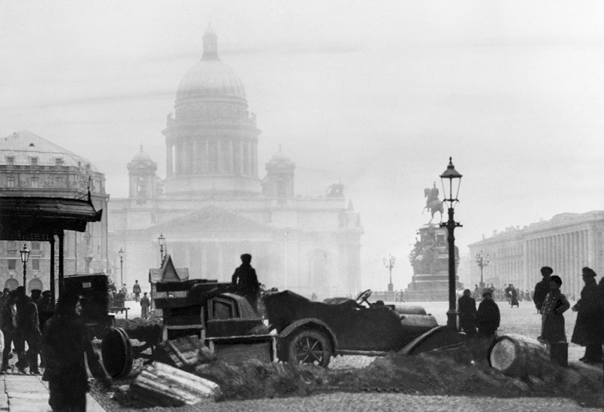 Barricada em frente à Catedral de Santo Isaac, na então Petrogrado, em 1917