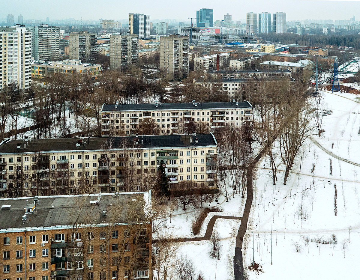 À Moscou. À noter que depuis plusieurs années se poursuit dans la capitale un vaste programme de destruction de ces barres d'immeubles et de relogement de la population.