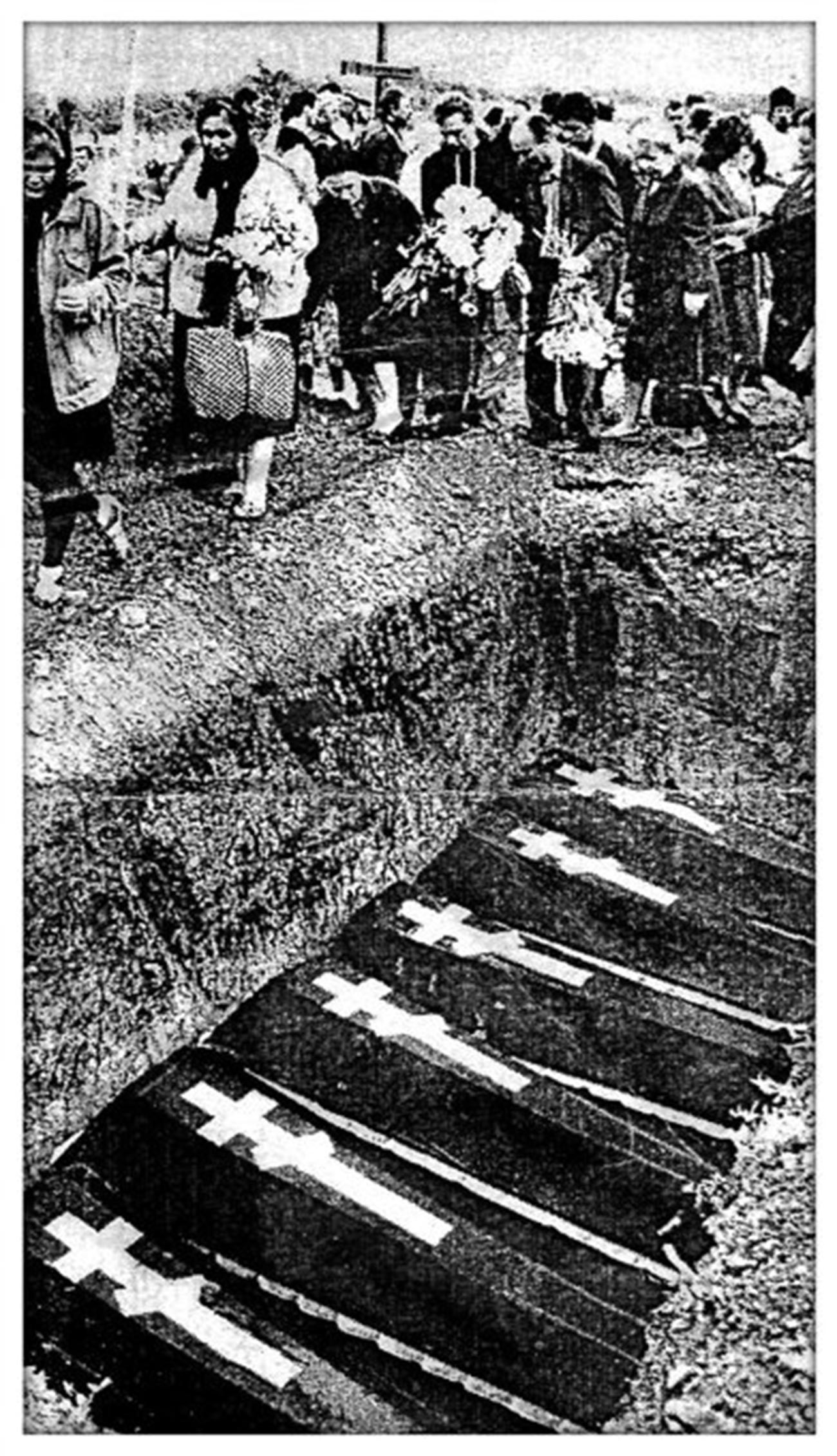 Die symbolische Bestattung der Opfer des Massakers von 1962 auf einem Friedhof in Nowotscherkassk, 1994