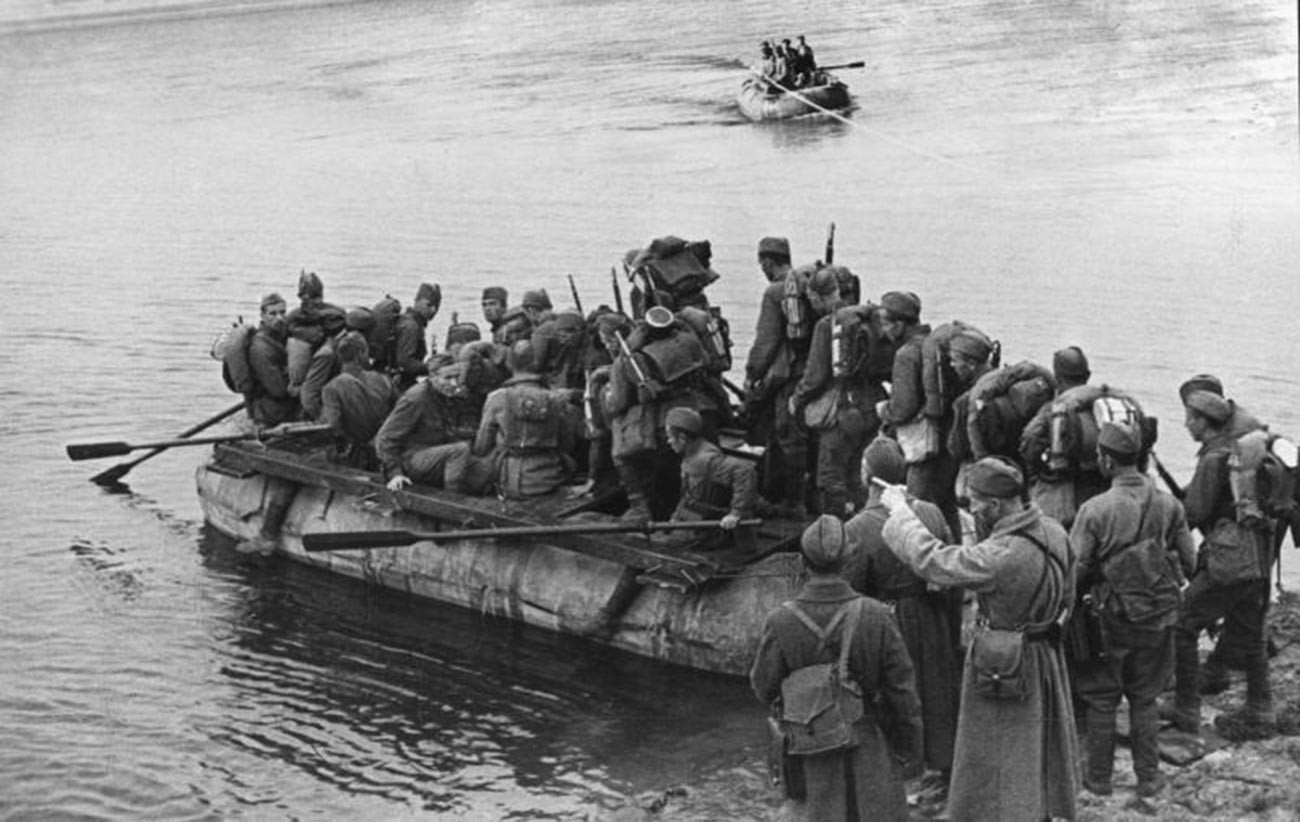 Attraversamento del Dnepr: i soldati vengono traghettati su zattere sulla riva destra del fiume
