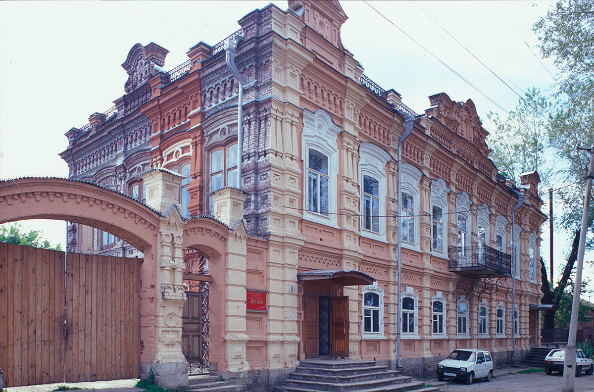 Mansión Simonov y puerta del patio, calle Pushkin 8. 15 de julio de 2003.
