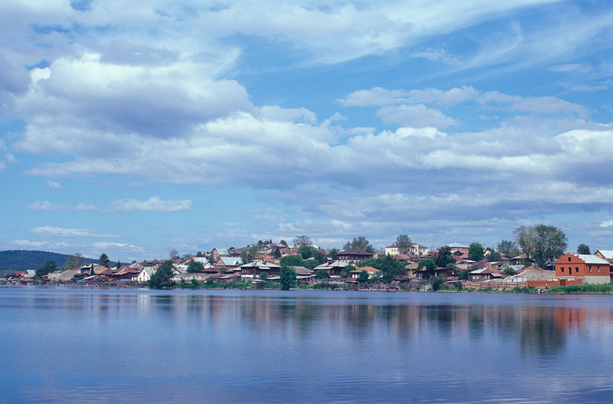 Panorama del sur de Miass, vista del estanque de la ciudad. 15 de julio de 2003.