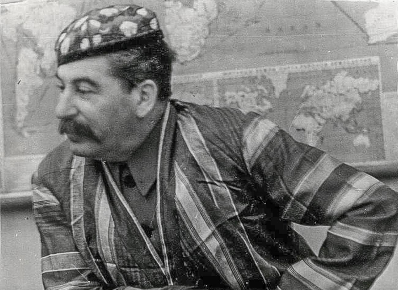 Iósif Stalin con ropas nacionales uzbekas, década de 1930

