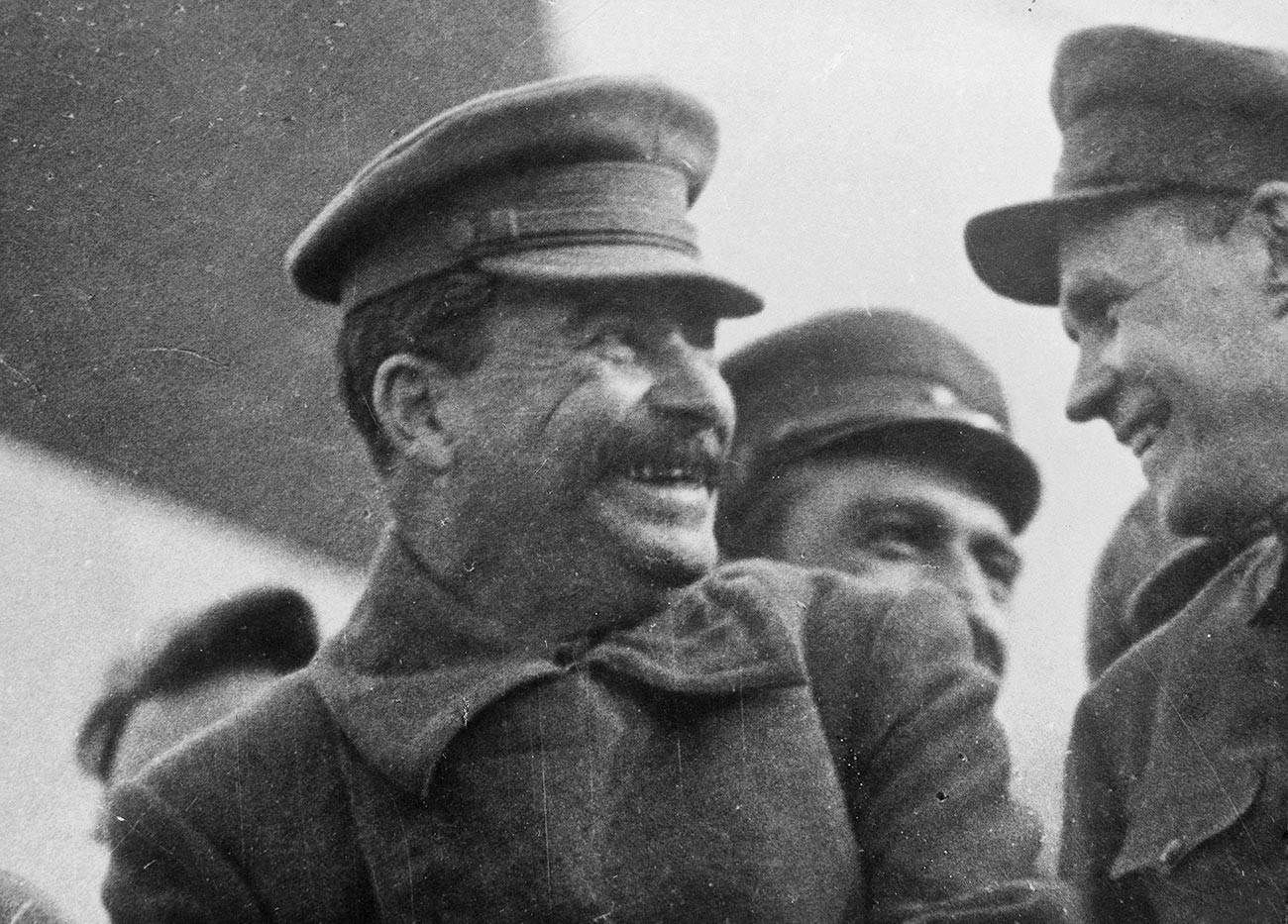 Stalin riéndose en la cima del Mausoleo de Lenin