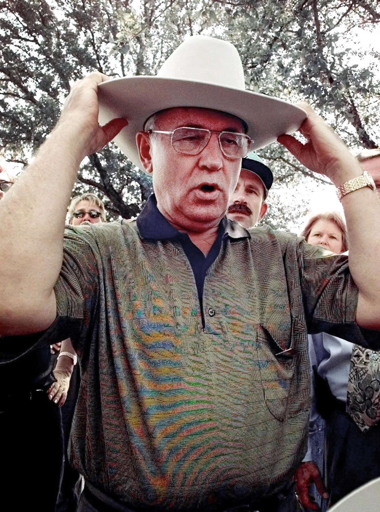 Mijaíl Gorbachov se pone un sombrero de vaquero al revés durante una visita a la Feria Estatal de Texas en Dallas, 1998