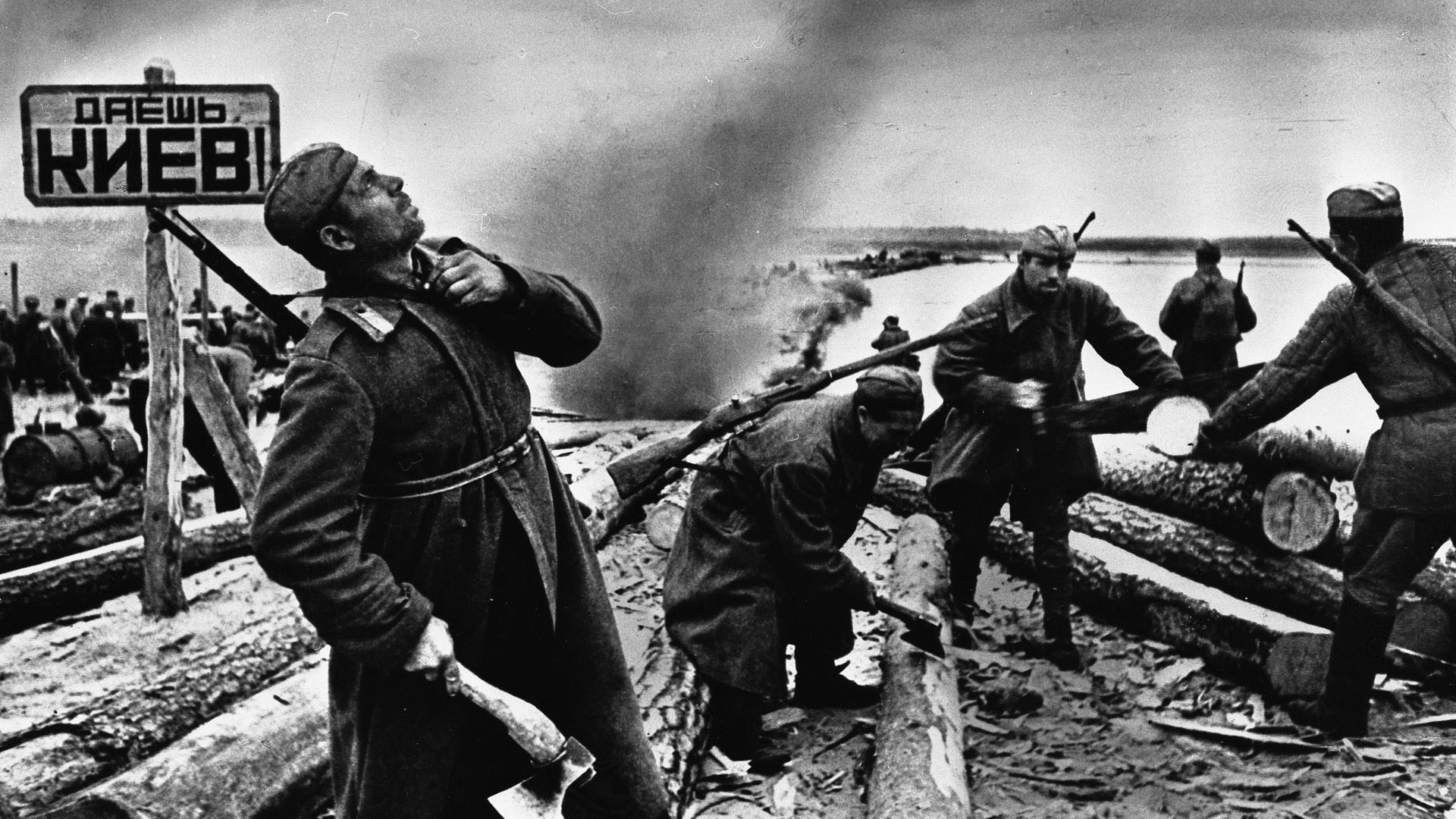 Des soldats soviétiques préparent les radeaux pour traverser le Dniepr (le panneau indique « À Kiev ! »).