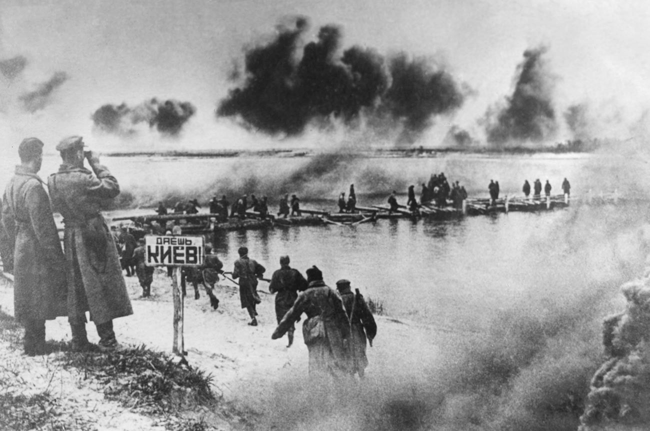 Des soldats de l'Armée rouge traversent le Dniepr lors d'une opération militaire visant à libérer Kiev des forces allemandes pendant la Seconde Guerre mondiale

