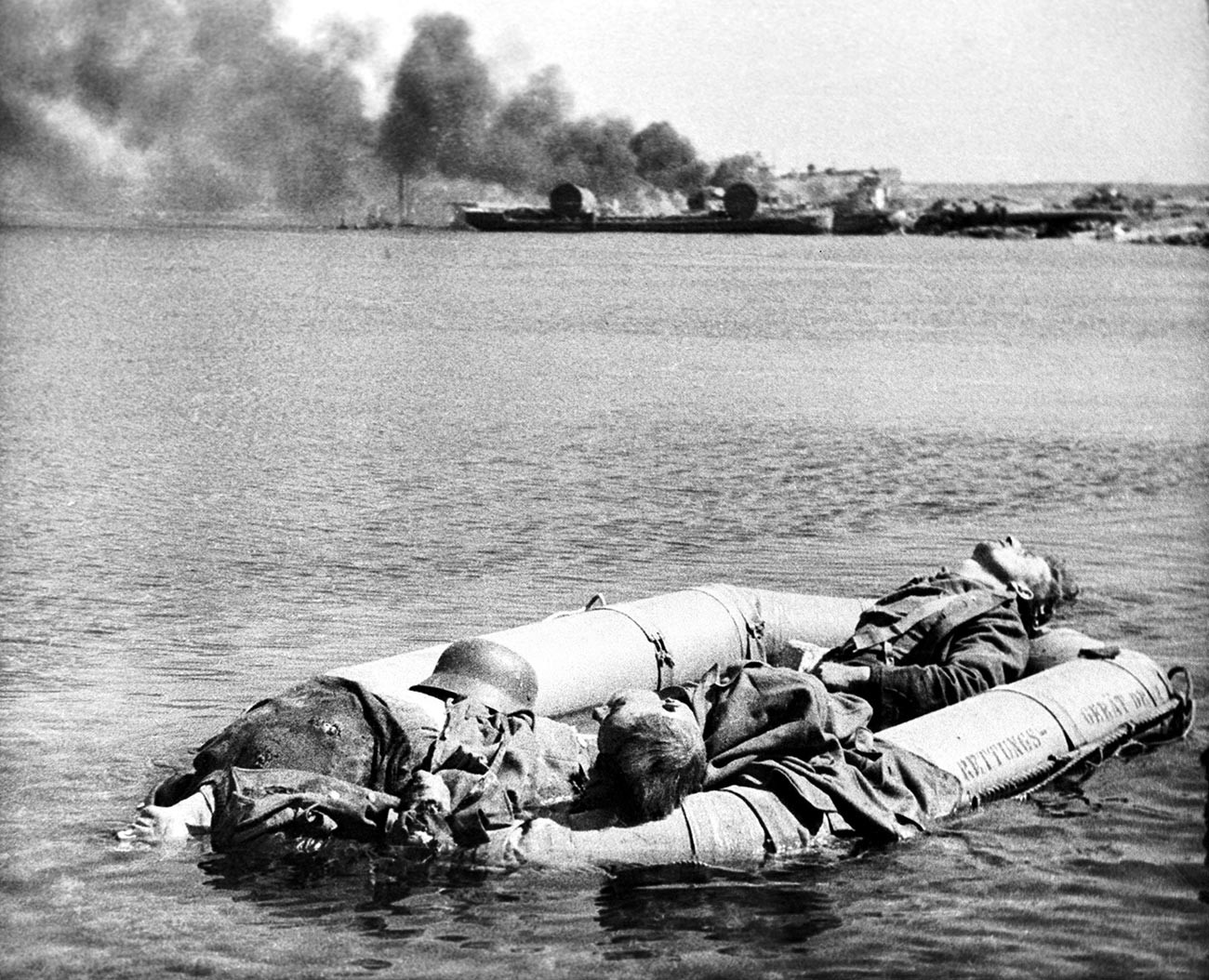 Un bateau gonflable avec les nazis tués lors de la retraite à travers le Dniepr
