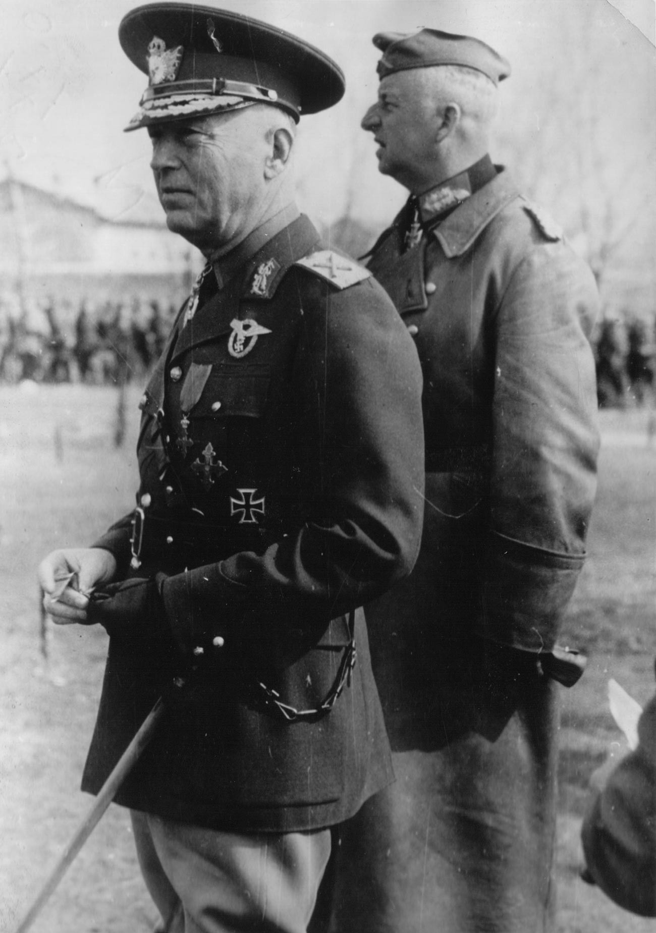 Маршалот И. Антонеску и генералот Е. Фон Манштајн ги проверуваат романските единици на Крим. Мај 1942 година.