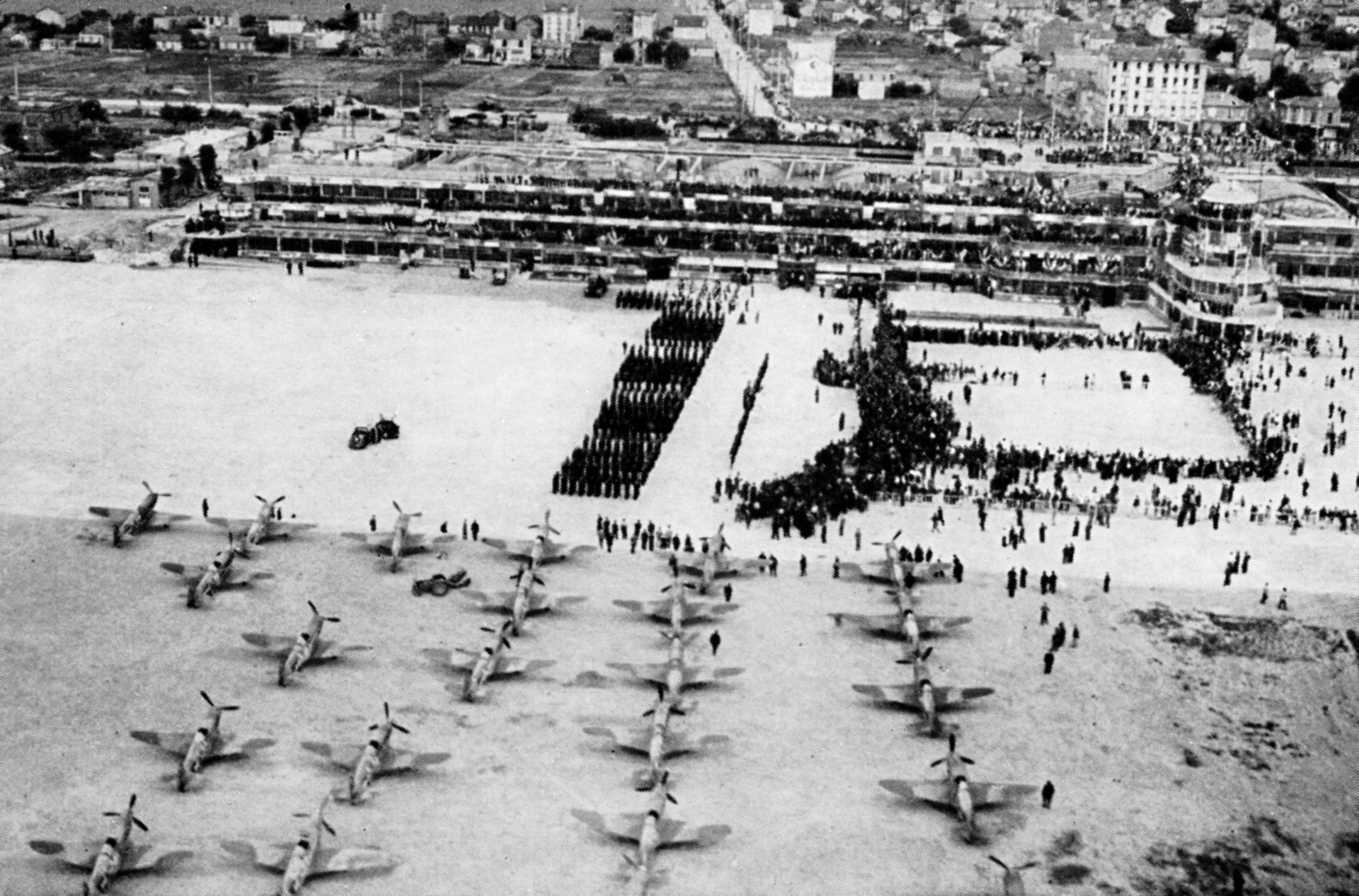 Vue aérienne de l'aéroport du Bourget, le 20 juin 1945