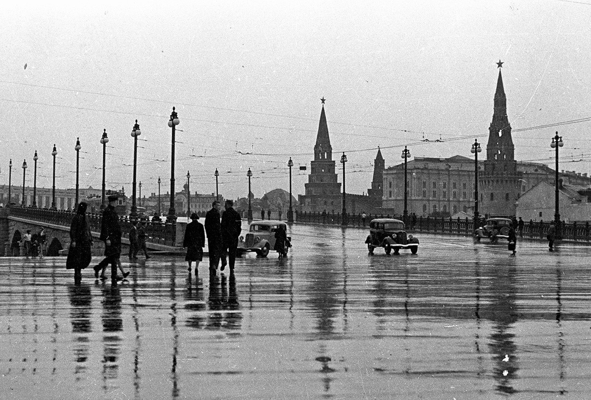 Una vista del Kremlin desde el puente Bolshoi Kamenny. Moscú, 1937.