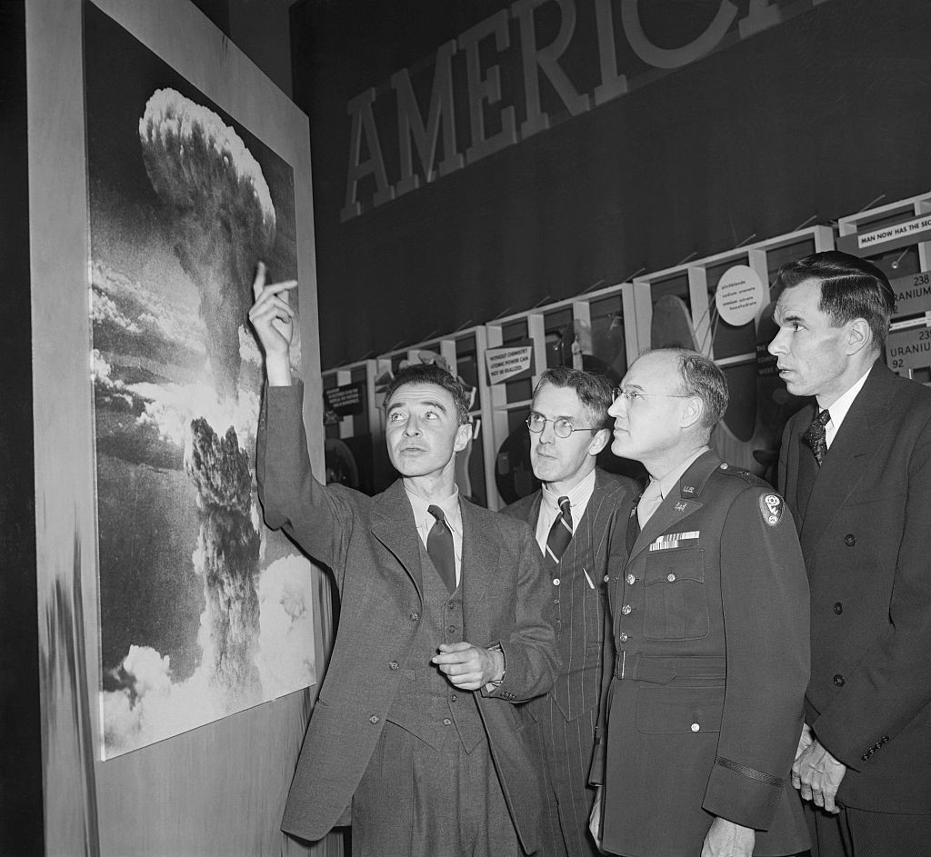 От ляво надясно: професор Х.Д. Смит, атомен автор; Генерал К.Д. Никълс, отговарящ за Манхатънския проект и Г.Т. Сиборг, отговарящ за новите елементи в проекта