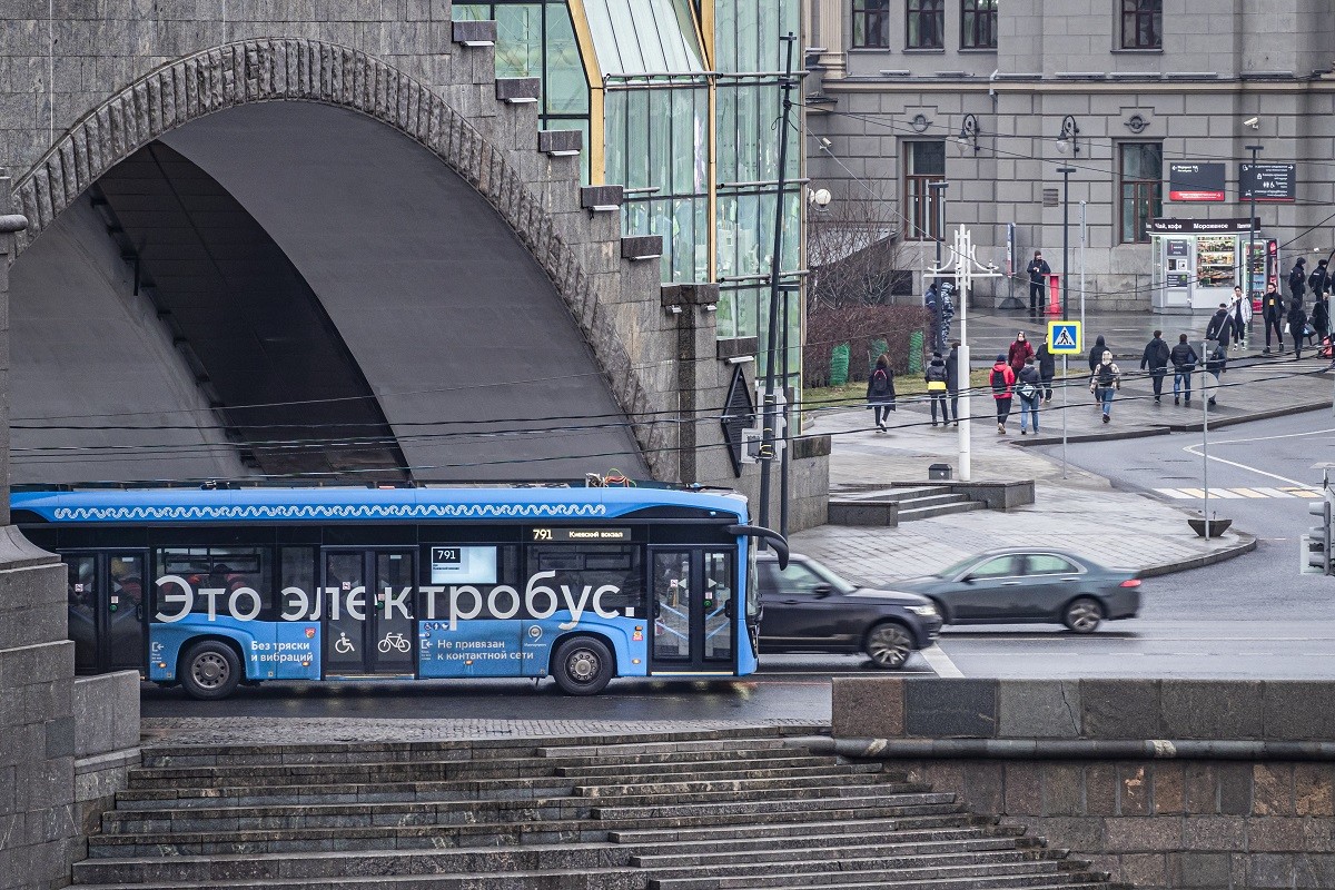 L'un des bus électriques parcourant les rues de Moscou