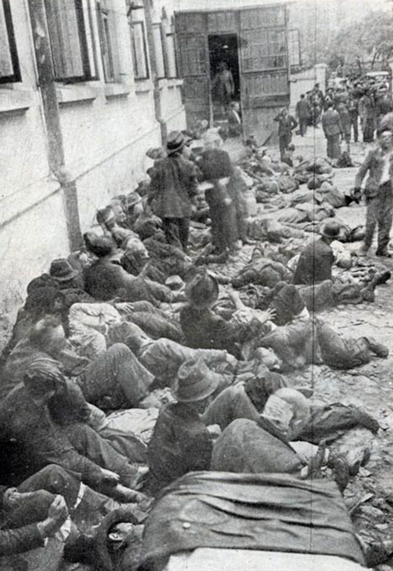 Le vittime del pogrom di Iași, in Romania, avvenuto il 28 e 29 giugno 1941