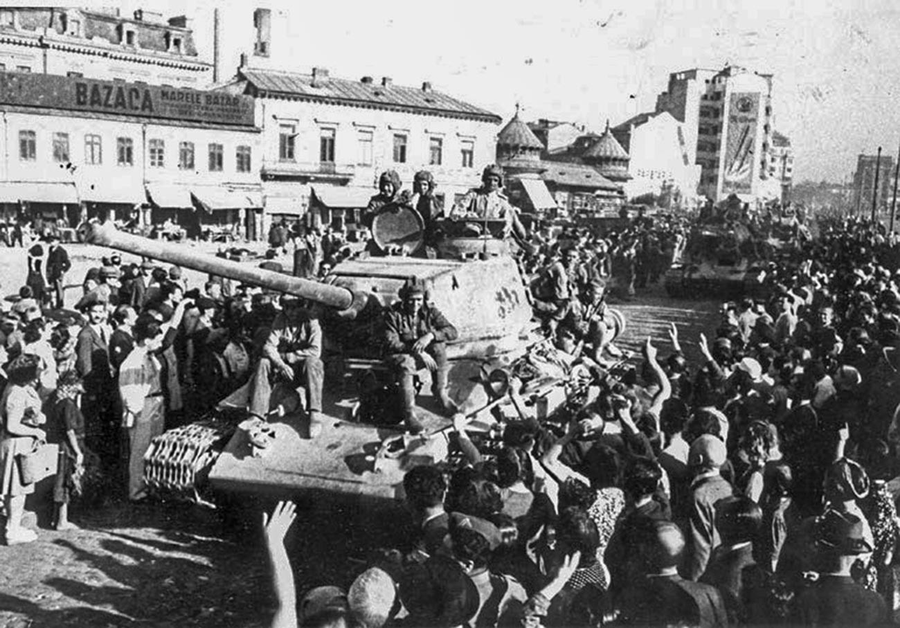Gli abitanti di Bucharest accolgono gli uomini dell'Armata Rossa, agosto 1944