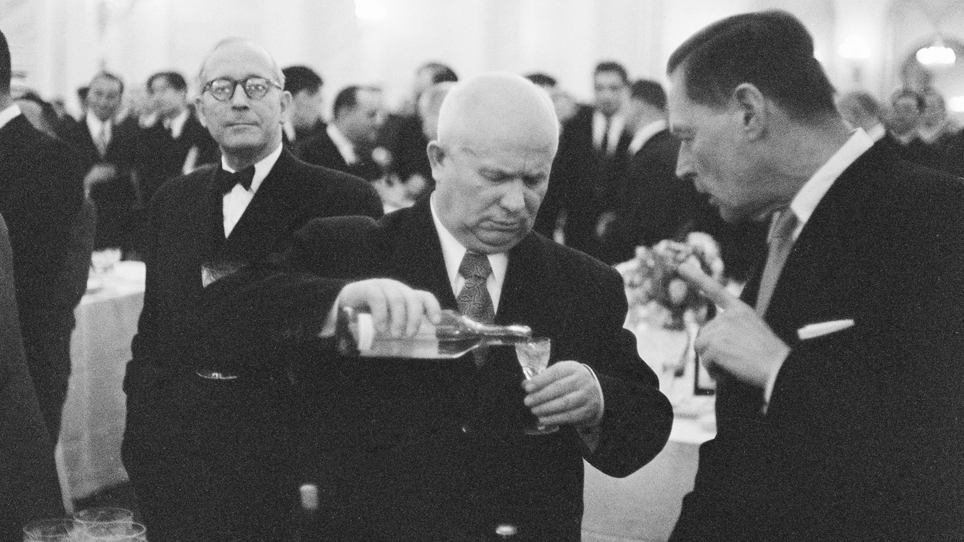 Совјетски лидер Никита Хрушчов (1894 - 1971, лево) пије са Чарлсом Боленом (1904-1974), амбасадором САД у Совјетском Савезу, на званичном пријему, око 1955. 