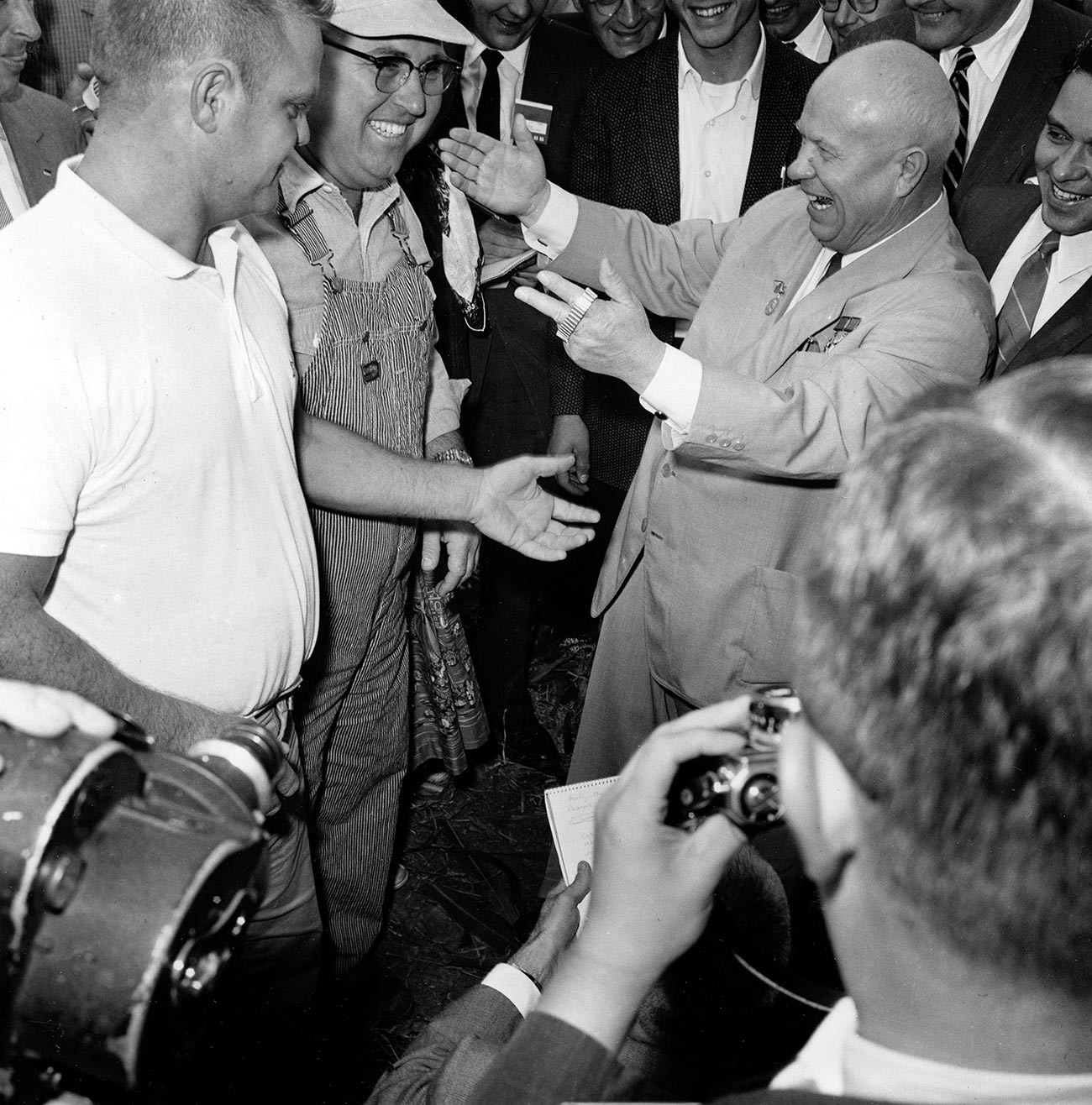 Совјетски лидер Никита Хрушчов током посете Америци збија шале са житељем Ајове на пријему који су организовали Совјети, Кун Рапидс, Ајова, САД.