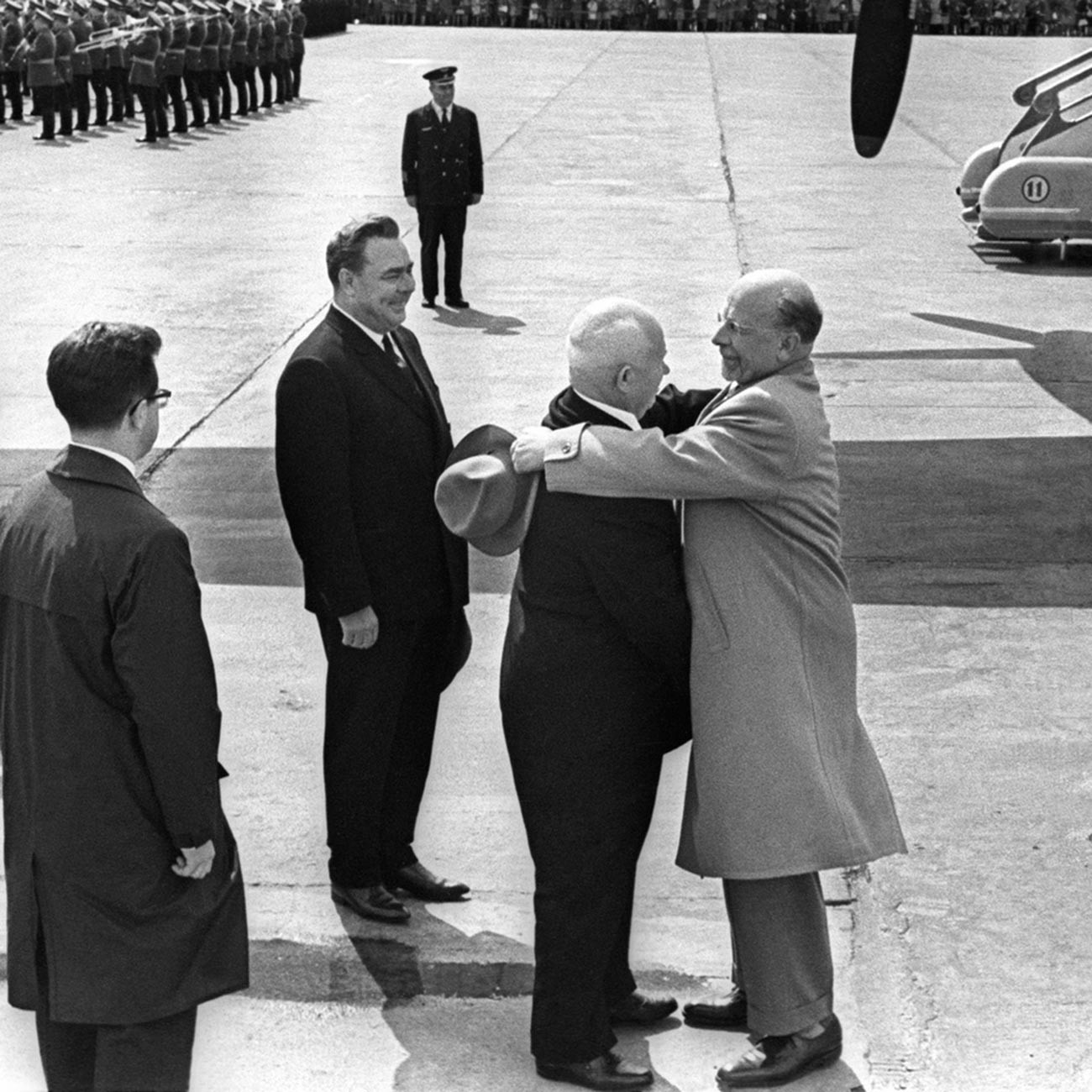 Шеф државе Никита Хрушчов заједно са Леонидом Брежњевом дочекује лидера Источне Немачке Валтера Улбрихта.