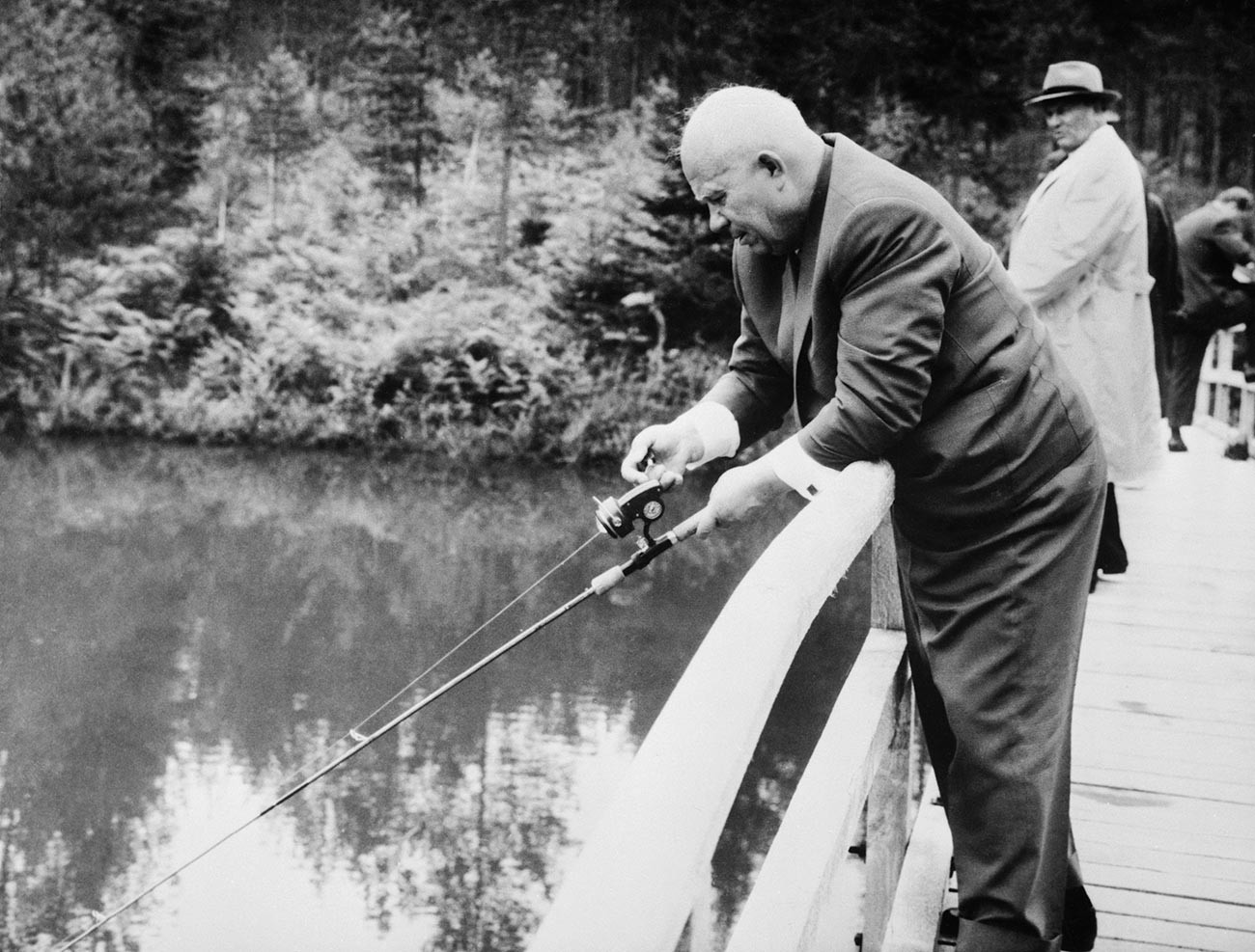 Дубока концентрација. Никита Хрушчов на пецању током 15-дневне посете Југославији. Пре тога је на конференцији за новинаре рекао да су Русија и Југославија отклониле све несугласице и удружиле се у борби против капитализма.