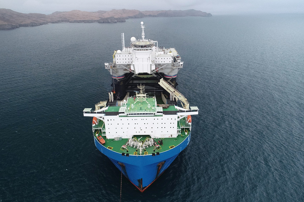 An aerial view of Hong Kong's Xin Guang Hua heavy load carrier carrying the Odyssey mobile maritime spacecraft launch platform of the Sea Launch that arrived from the United States at the Slavyanka port. 