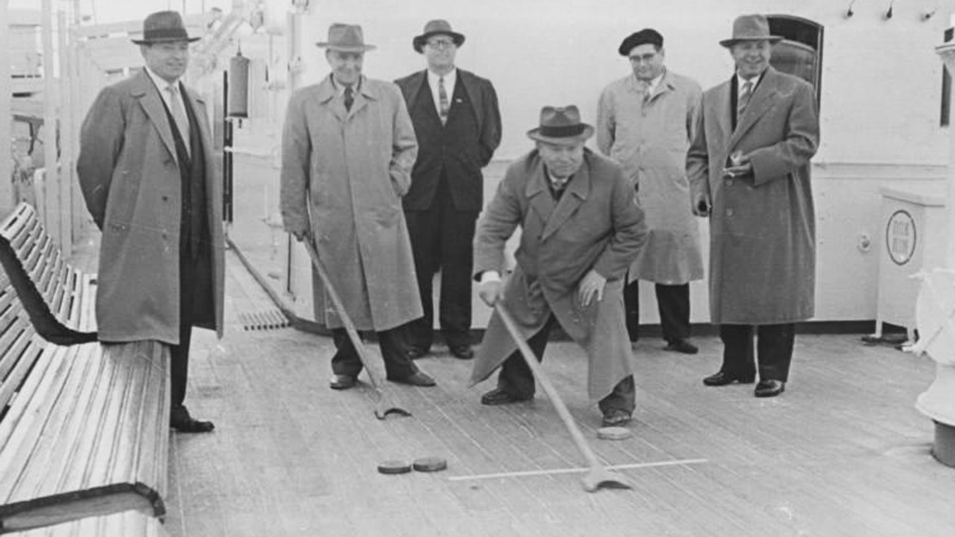 Partita a shuffleboard con il leader ungherese János Kádár