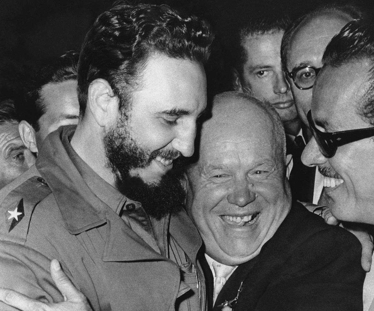L'URSS avait des relations chaleureuses avec Cuba et le dirigeant soviétique Nikita Khrouchtchev avait des relations encore plus chaleureuses avec Fidel Castro.