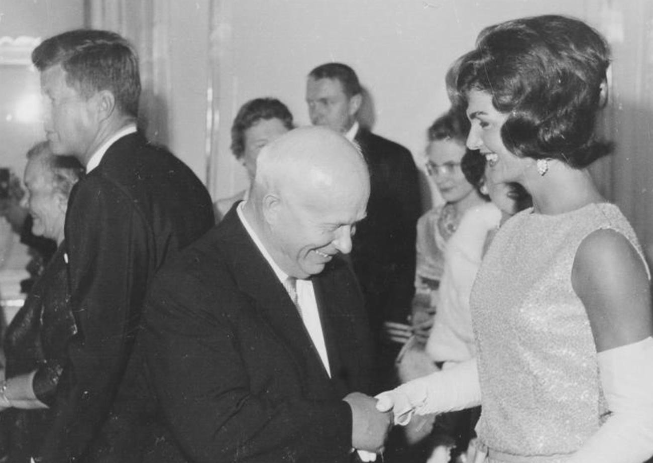 Et il a eu la chance de rencontrer Jacqueline Kennedy. N'était-il pas un peu intimidé ? Ou hésitait-il entre lui baiser la main ou la lui serrer en vrai communiste.