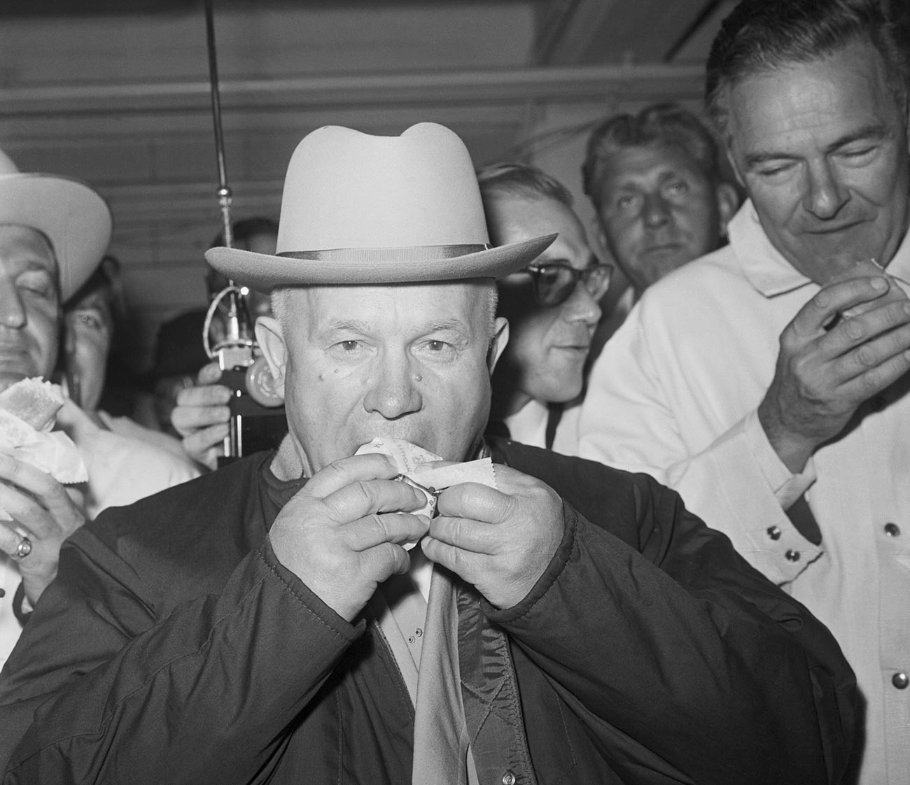 Nikita Khrouchtchev goûte son premier hot-dog à la moutarde américain. Quand on lui a demandé s'il avait aimé, le dirigeant soviétique a répondu «Ok, excellent», avant d’ajouter que ce n’était pas assez.  