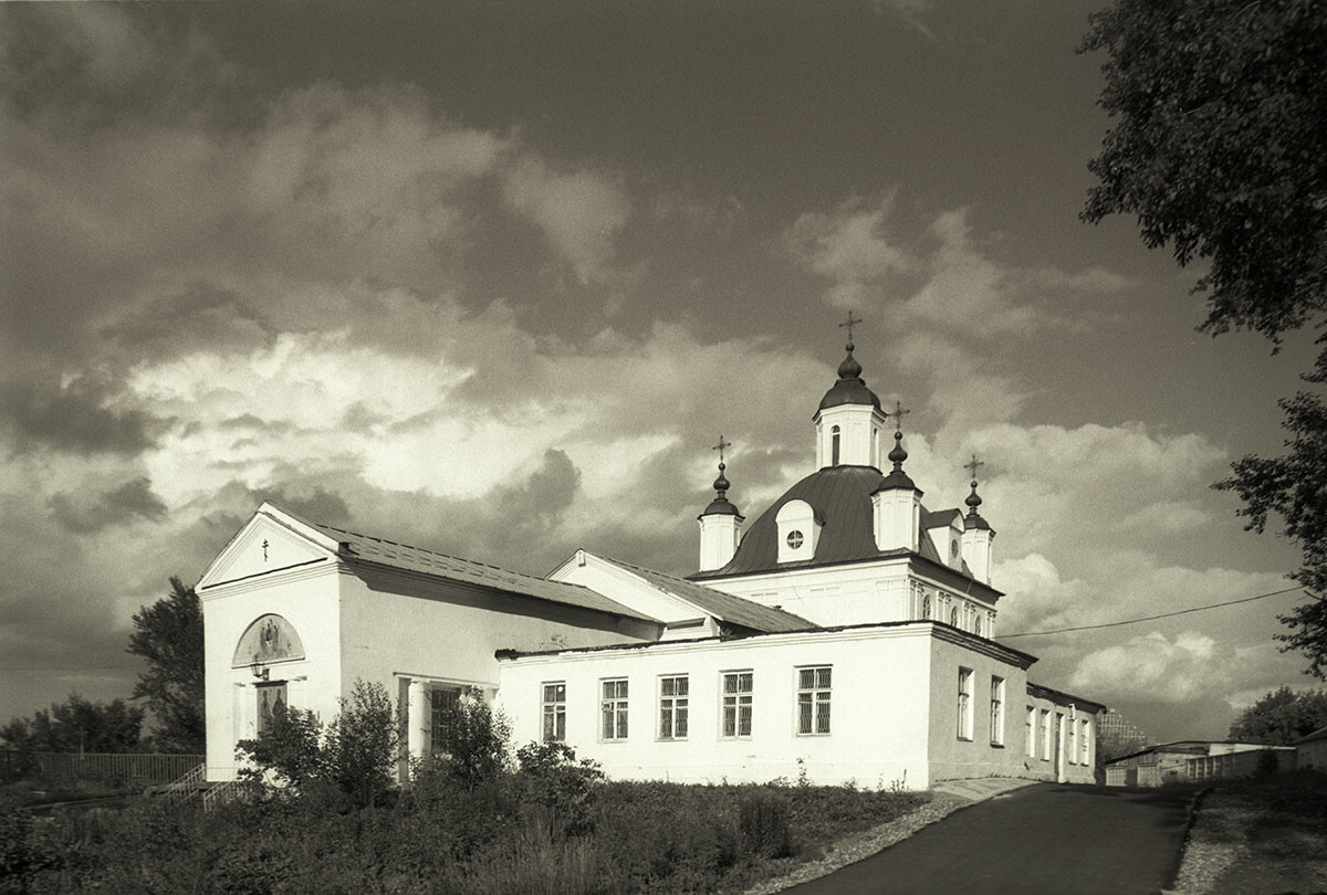 Cathédrale Saint-Pierre-et-Saint-Paul, vue sud-ouest. (Clocher détruit pendant l'époque soviétique).