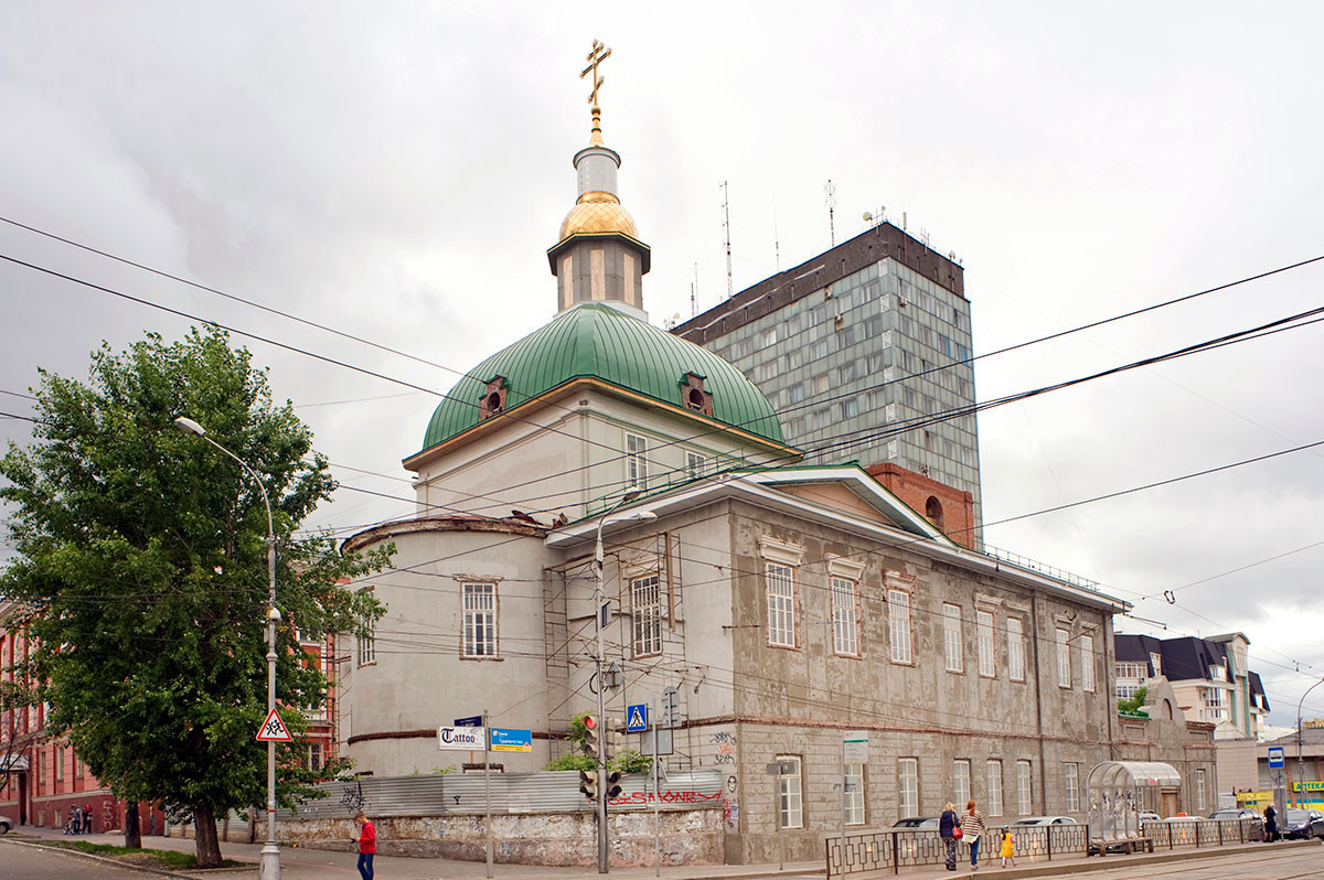 Vue nord-est de l'église de la Nativité de la Vierge (48 rue Lénine). Son clocher, détruit pendant l'époque soviétique, n'avait pas encore été reconstruit au moment de cette prise de vue, mais est maintenant restauré. 