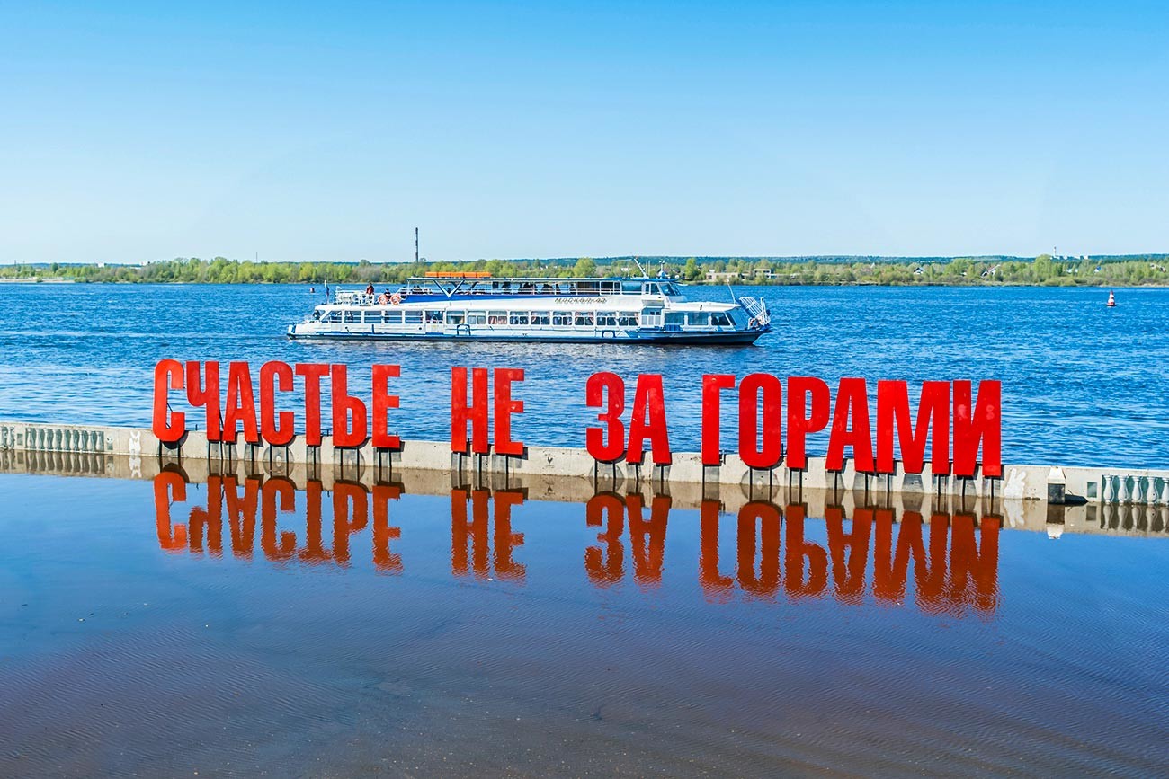 tigresse catamaran waterfront