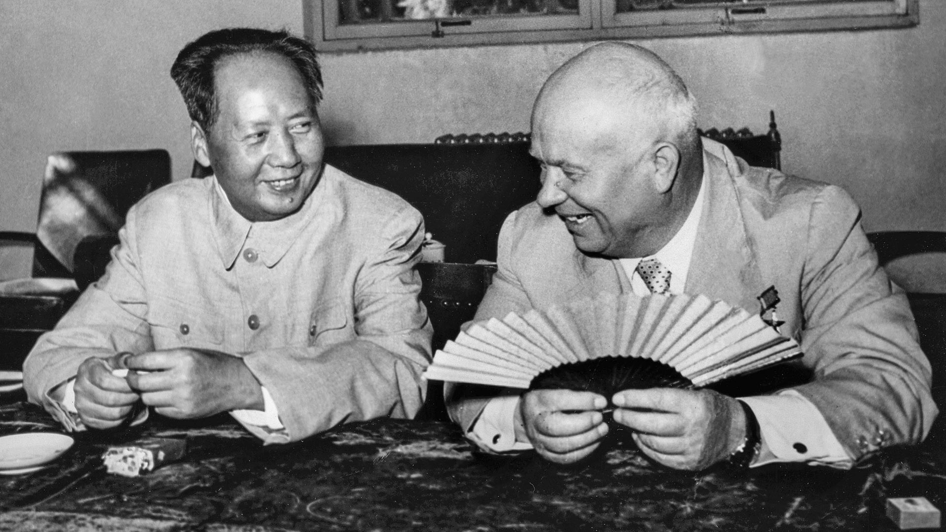 Nikita Hruščov širi i skuplja kinesku lepezu dok razgovara s Mao Ce Tungom tokom posjeta Kini u kolovozu 1958.