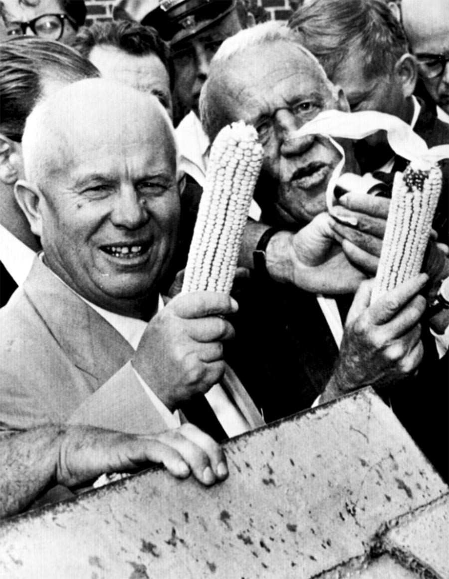 Nikita Hruščov i Roswell Garst s klipovima kukuruza tokom posjeta Ghurstovoj farmi u Coon Rapidsu, Iowa.