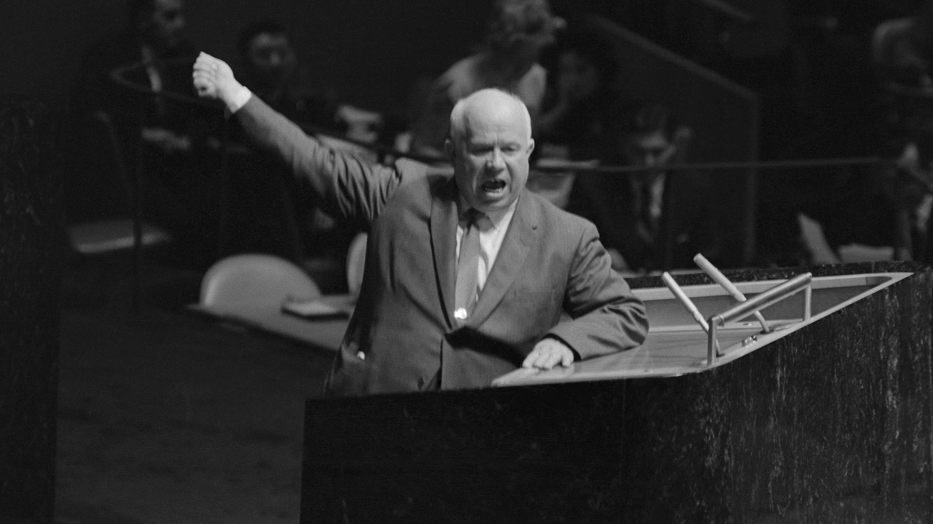 
Sovjetski vođa Nikita Hruščov gestikulira i viče za govornicom Generalne skupštine UN-a, tražeći od predsjedavajućeg, Frederica Bolanda da oduzme riječ Lorenzu Sumulongu s Filipina koji je predlagao da SSSR izvrši dekolonizaciju Istočne Europe. Generalna skupština UN-a, 12. listopad 1960.