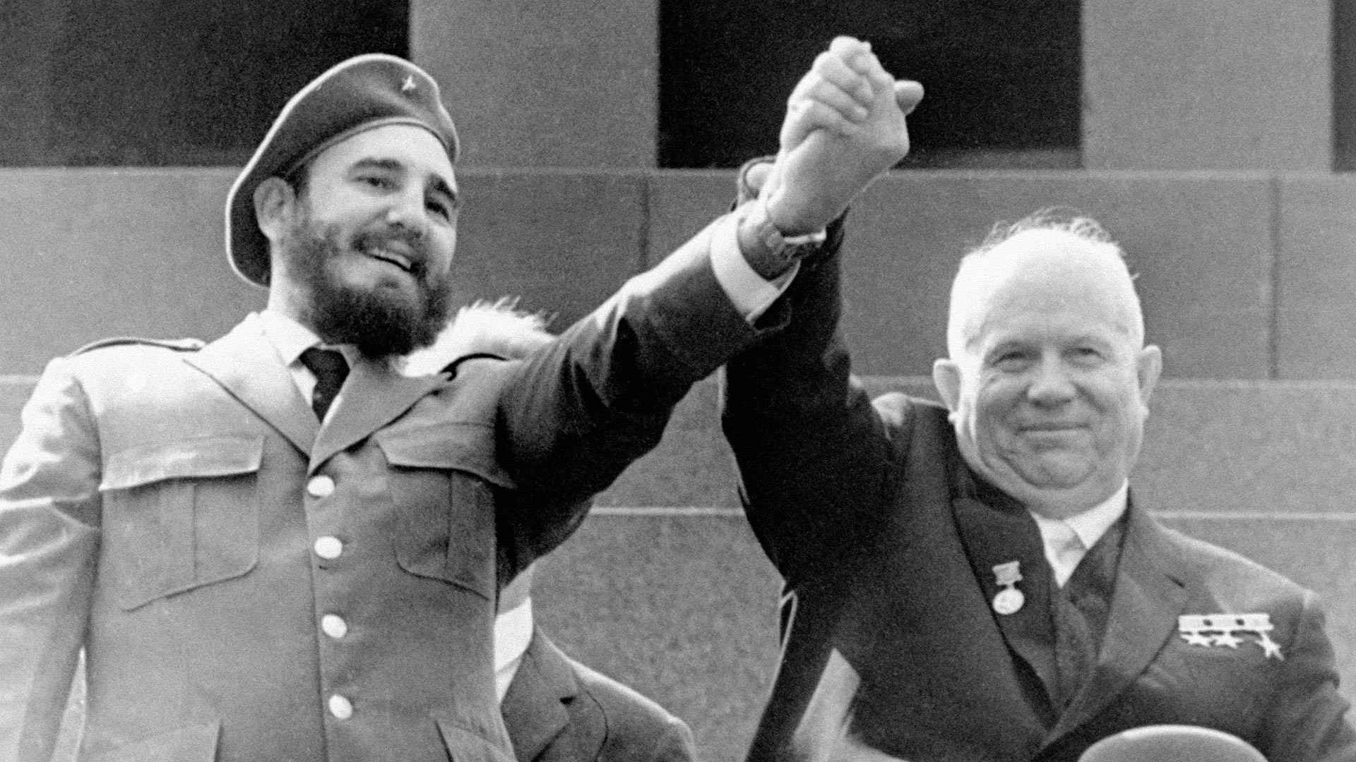 Fidel in Nikita na Leninovem mavzoleju na Rdečem trgu. Moskva, 1. maja 1963
