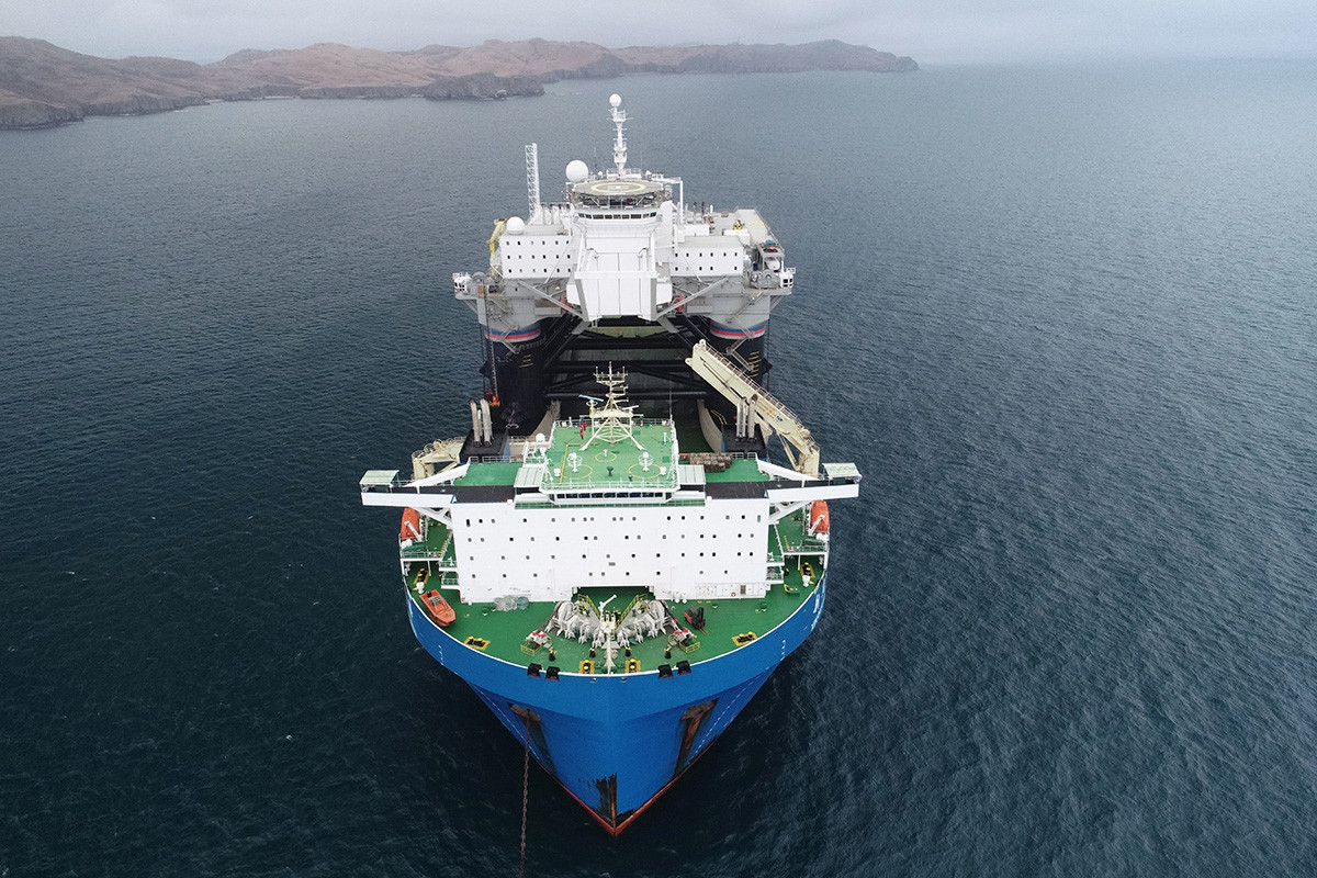 Eine Luftaufnahme des Schwerlastträgers Xin Guang Hua in Hongkong mit der mobilen Startplattform Odyssee beim Eintreffen im Hafen von Slawjanka. 